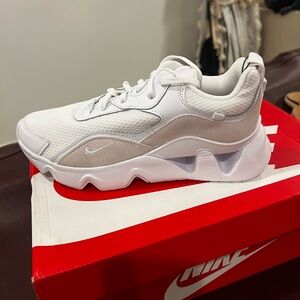 Nike RYZ 365 Sneakers